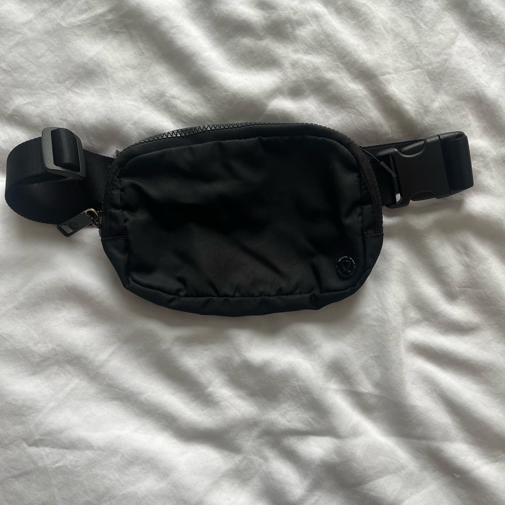 black lululemon belt bag